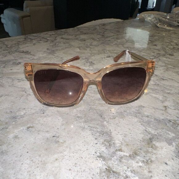Stylish DIFF Oversized Square Sunglasses - Translucent Pink (1 Arm Missing) - Picture 1 of 3